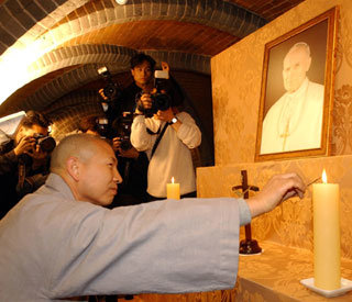 스님도… 한 스님이 3일 서울 명동성당 본당 지하예배당에 마련된 교황 요한 바오로 2세 분향소를 찾아 향을 피우고 있다. 천주교뿐 아니라 국내 다른 종교지도자들도 이날 종교 간 화합을 위해 애썼던 교황을 애도하는 메시지를 발표했다. AP=연합