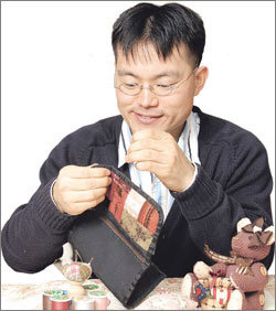 독자 DIY에 참가한 송승평 씨가 여자친구에게 선물할 퀼트 장지갑을 만들고 있다.