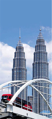 쿠알라룸푸르의 상징인 높이 452m의 페트로나스 트윈타워.