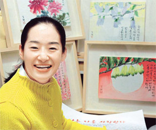 7일 한경혜 씨가 전시회에 내놓을 자신의 선화 작품 앞에서 환하게 웃고 있다. 전영한 기자