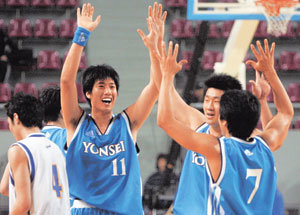 8일 2005 MBC배 전국대학농구대회 결승에서 중앙대를 꺾고 사상 첫 대회 4연패를 이룬 연세대 선수들이 하이파이브를 하고 있다. 용인=연합