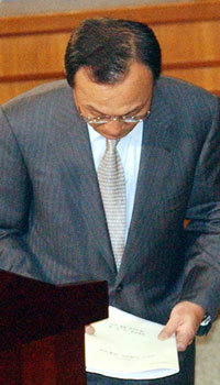 이해찬 국무총리가 11일 국회 정치분야 대정부질문에서 사과하고 있다. 김경제 기자