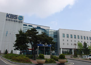 1247억 원을 들여 지은 KBS 수원 드라마센터의 시설 이용률이 40% 정도에 불과해 예산을 낭비하고 있다는 지적이 제기되고 있다. 사진 제공 KBS
