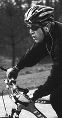 텍사스 주 크로퍼드 목장에서 MP3 플레이어로 음악을 들으며 산악자전거를 타고 있는 조지 W 부시 미국 대통령. 사진 출처 샌프란시스코 크로니클