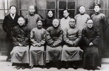 1932년 윤봉길 의사의 의거 이후 상하이 시대를 끝내고 중국 각지를 떠돌던 대한민국임시정부 요인들이 난징 부근 전장(鎭江)으로 옮겼을 때 촬영한 기념사진. 동아일보 자료사진