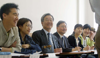 학생이 된 대학총장. 정창영 연세대 총장(왼쪽에서 세 번째)이 12일 교내 종합관에서 학생들과 함께 실용영어 수업을 듣고 있다. 변영욱 기자