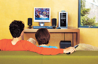 데스크톱 PC는 잘 활용하면 TV와 DVD플레이어, 라디오 역할까지 하는 디지털 복합 가전제품으로 사용할 수 있다. 데스크톱 PC로 스포츠 경기를 시청하고 있다. 사진 제공 한국HP