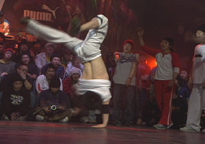 KMTV에서 방송 예정인 ‘2005 비보이 유닛’의 한 장면. 한 참가자가 댄스 기술 중 하나인 ‘나이키’를 선보이고 있다. 사진제공 KMTV