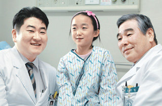 수술을 담당할 조재림 한양대병원장(오른쪽)과 아들 조우진 씨가 김려 양과 함께 환하게 웃고 있다. 김 양은 빨리 수술하지 않으면 생명이 위험한 상태다. 권주훈 기자