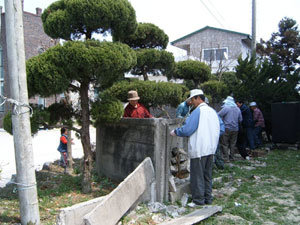 17일 연합 기념예배를 갖고 하나의 교회로 통합되는 오중교회와 오중제일교회 교인들이 통합에 앞서 두 교회 사이의 담장을 헐어내고 있다. 사진 제공 오중제일교회