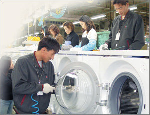 LG전자 창원공장에선 10초마다 1대의 세탁기가 생산된다. 이 공장은 혁신 활동에 힘입어 가전 공장으론 드물게 10%대의 영업이익률을 자랑한다. 사진 제공 LG전자
