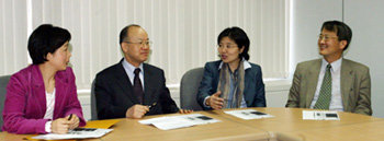 왼쪽부터 이지은 위원, 김일수 위원장, 최현희 유의선 위원. 이종승 기자