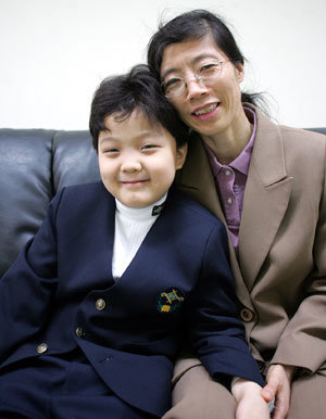 18일 법원으로부터 초등학교 졸업 인정 판결을 받은 송유근 군과 어머니 박옥선 씨(46)가 기뻐하고 있다. 의정부=연합