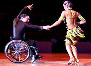 제 25회 장애인의 날에 방영되는 수요기획 ‘휠체어, 춤을 추다’의 주인공 휠체어 댄서 김용우(34·왼쪽) 씨와 그의 댄스 파트너 김지영(30) 씨는 열정적인 춤을 통해 장애인과 비장애인의 소통을 이야기했다. 사진 제공 KBS