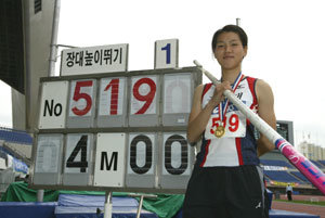 “마의 4m벽 넘었어요.” ‘한국 여자 장대높이뛰기의 희망’ 최윤희가 4m를 뛰어 넘어 생애 12번째 한국신기록을 작성했다. ‘4m’라고 표시된 기록표시기 옆에서 장대를 들고 있는 최윤희. 사진제공 대한육상경기연맹