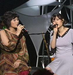 여성가수 거미(왼쪽)와 린이 22일 방송되는 MBC 파일럿 프로그램 ‘크리스탈 클리어’에서 함께 노래를 부른다. 사진 제공 MBC