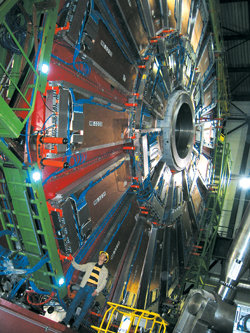 CERN연구소의 명물인 거대강입자가속기(LHC)에 설치될 입자검출기. 우주의 신비를 벗겨줄 이 검출기에 제네바 시민들이 거는 기대와 사랑은 크다. 제네바=박미용 동아사이언스기자