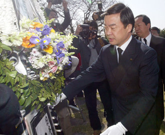 마쓰자와 시케후미 일본 가나가와 현 지사가 22일 경기 화성시 제암리를 방문해 3·1운동 순국기념관에서 일제 만행으로 숨진 23인의 묘역에 헌화하고 있다. 화성=변영욱 기자
