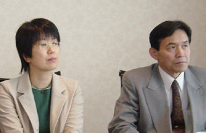 24일 기자회견에서 감정협회를 명예훼손으로 고소하겠다고 밝힌 아들 태성 씨(오른쪽)와 그의 부인. 허문명 기자