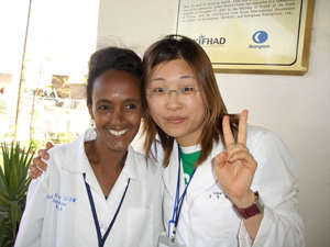 아프리카 최빈국 에리트레아 수도 아스마라에 있는 고다이프 병원의 간호사와 이 병원에서 자원봉사하고 있는 송영화 씨(오른쪽). 사진 제공=아프리카 자원봉사자