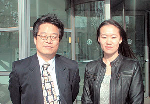 차세대 광컴퓨터를 실현시킬 핵심 기술을 개발한 우정원 교수(왼쪽)와 황지수 박사. 사진 제공 이화여대