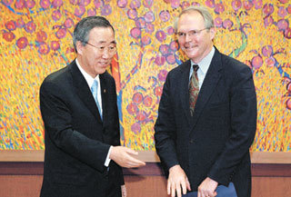潘외교-힐 차관보 접견반기문 외교통상부 장관(왼쪽)이 25일 서울 종로구 세종로 외교부 접견실에서 크리스토퍼 힐 미국 국무부 동아시아태평양담당 차관보를 맞고 있다. 힐 차관보는 이날 한국 측과 북한 핵문제 해결을 위한 6자회담이 불발될 경우의 대책을 논의한 것으로 알려졌다. 사진공동취재단