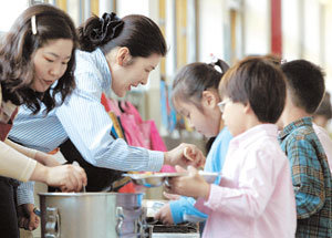 “검은콩 더 주세요.” 22일 서울 영등포구 신길동 대방초등학교에서 학부모 급식 배식 체험을 하고 있는 본보 기자에게 초등학교 2학년 학생이 잡곡밥의 콩을 더 넣어 달라고 요구하고 있다. 김미옥  기자