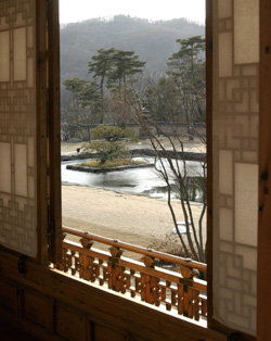 경기 용인시 호암미술관이 ‘연꽃’ 전을 열면서 밤 9시(28일까지)까지 개장하는 전통정원 희원. 동아일보 자료 사진