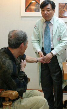 서울 관악구 신림동 ‘강한 피부과’ 신림클리닉에서 강진수 원장이 독거 노인에게 무료 진료봉사를 하고 있다. 박경모 기자
