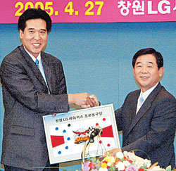 신선우 신임 LG감독(왼쪽)이 김영수 ㈜LG스포츠 대표이사로부터 작전판을 건네받고 있다. 사진 제공=한국농구연맹(KBL)