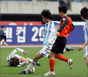 FC 서울의 박주영(왼쪽)이 광주 상무 수비수를 따돌리고 슈팅을 하고 있다. 박주영은 1골을 추가해 3경기 연속골을 기록하며 시즌 5골로 득점 공동 2위에 올랐다. 광주=연합