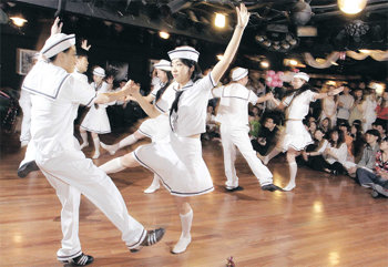 스윙의 정신은 자유다. 해군 복장의 커플들이 스윙 댄스를 추며 자유로움을 만끽하고 있다. 강병기 기자
