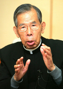 교황 베네딕토 16세 즉위미사에 참석하고 28일 귀국해 인천국제공항에서 기자회견을 가진 김수환 추기경. 그는 “교황께서 한국의 두 번째 추기경 서임에 큰 관심을 보이셨다”고 말했다.