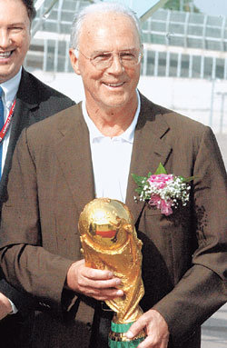 프란츠 베켄바우어 2006 독일 월드컵 조직위원장이 1일 인천공항에 도착해 FIFA컵을 든채 비행기에서 내리고 있다. 인천=원대연기자