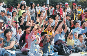 1일 오후 서울 영등포구 여의도동 국회의사당 본관 앞 잔디광장에서 열린 ‘동요야 놀자-동심 한마당’ 행사에 참가한 어린이들이 엄마 아빠와 함께 즐거운 시간을 보내고 있다. 안철민 기자