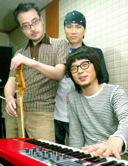 3인조 프로젝트 밴드 ‘오메가 쓰리’는 “실험적인 음악은 대중성이 없다고들 하지만 우리는 ‘피아노 록’을 했다는 사실만으로도 만족한다”고 말했다. 원대연기자