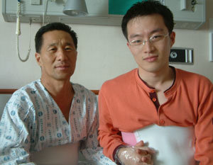 만성 신부전증을 앓고 있는 아버지에게 신장을 이식해 준 염대현 병장이 6일 병상에서 아버지의 손을 잡고 쾌유를 빌고 있다. 연합