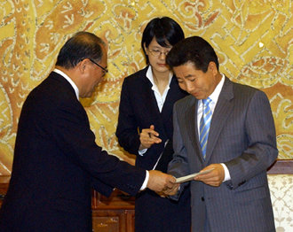 고이즈미 친서 전달노무현 대통령(오른쪽)이 6일 청와대에서 다케베 쓰토무 일본 자민당 간사장에게서 고이즈미 준이치로 총리의 친서를 건네받고 있다. 석동률 기자