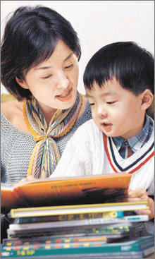효과적인 독서교육을 위해서는 책을 다 읽은 후 내용을 요약하고 줄거리를 말해보게 하는 것이 중요하다. 동아일보 자료 사진