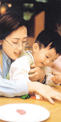 “엄마는 너를 사랑한단다.” 아이가 부모에게 사랑받고 있다고 느낄 수 있게 하는 것이 교감의 시작이다. 동아일보 자료 사진