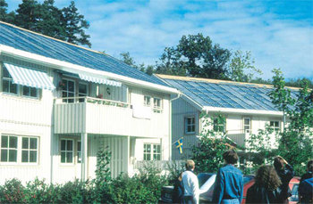 유럽의 태양열 주택. 유럽에서는 태양열이나 풍력, 바이오매스 등을 이용해 에너지를 얻는 ‘녹색 에너지’ 산업이 각광받고 있다. 동아일보 자료 사진