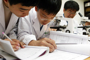 서울 강남구 대치동 네이쳐생명과학원에서 중학생들이 양파의 물리적, 화학적 변화를 현미경으로 들여다보며 보고서를 작성하고 있었다. 신원건 기자