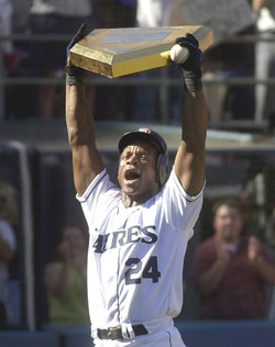 2001년 10월 메이저리그 최다득점 신기록(2246점)을 세운 뒤 기념으로 받은 ‘골든 홈플레이트’를 치켜들고 있는 리키 헨더슨. 동아일보 자료사진