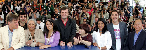 11일 제58회 칸 국제영화제 개막을 앞두고 심사위원장 에미르 쿠스투리차(왼쪽에서 네번째 앉은 사람)감독과 아녜 바르다(가운데 여성) 감독, 우위썬 감독(바르다 감독의 오른쪽) 등 영화제 각 부문 심사위원들이 칸 해변에 모였다. AP=연합