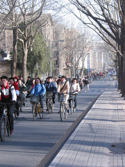 오전 8시부터 시작하는 강의를 듣기 위해 자전거로 등교하는 칭화대 학생들. 동아일보 자료 사진