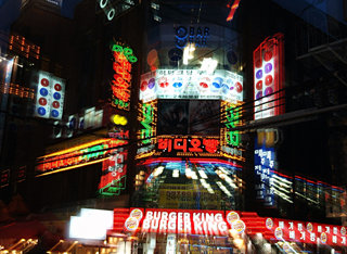 무분별하게 들어서 불쾌감을 유발하는 광고 조명도 ‘빛 공해’의 일종이다. 서울시내 한 유흥가 건물의 네온사인 조명. 사진 제공 필룩스 조명박물관