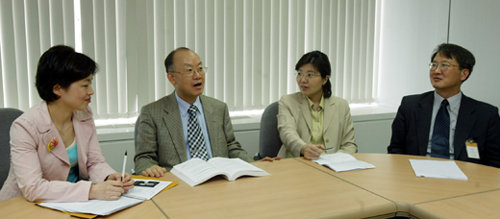 왼쪽부터 이지은 위원, 김일수 위원장, 최현희 유의선 위원. 신원건  기자