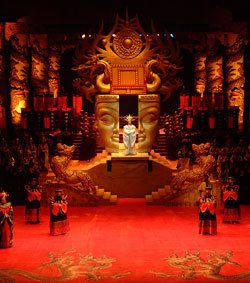 14일 세종문화회관 대극장에서 열린 오페라 ‘2005 투란도트’ 3막 2장. 칼라프 왕자와 투란도트 공주가 결혼할 것을 선언하는 가운데 무용단이 춤으로 이를 축하하고 있다. 사진 제공 ‘2005 투란도트’ 사무국