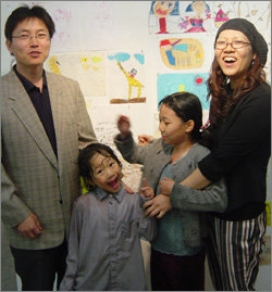예술가 가족의 애환과 가족애를 그린 작품을 전시중인 김혜주 김종경 씨 부부가 딸 주앙(12세), 아들 락(8세)과 함께 가족 사진을 찍었다. 허문명 기자