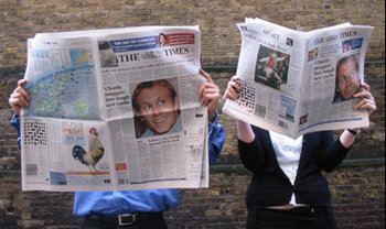 휴대하기 간편한 것을 선호하는 현대인의 기호에 맞게 타블로이드판으로 전환한 영국 더 타임스의 새로운 판형(오른쪽). 동아일보 자료 사진